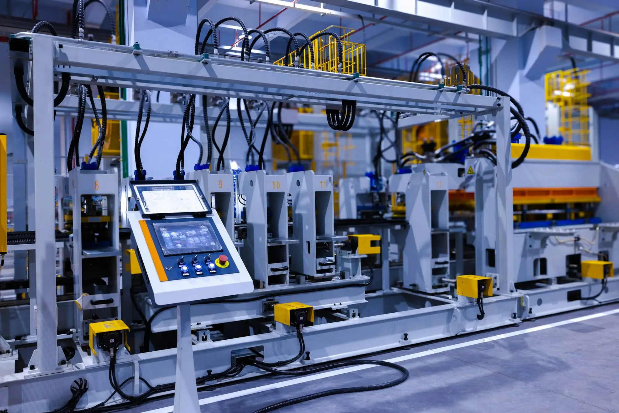 Fabrikadaki otomatik üretim hattında dokunmatik ekranlı makine kontrol paneli