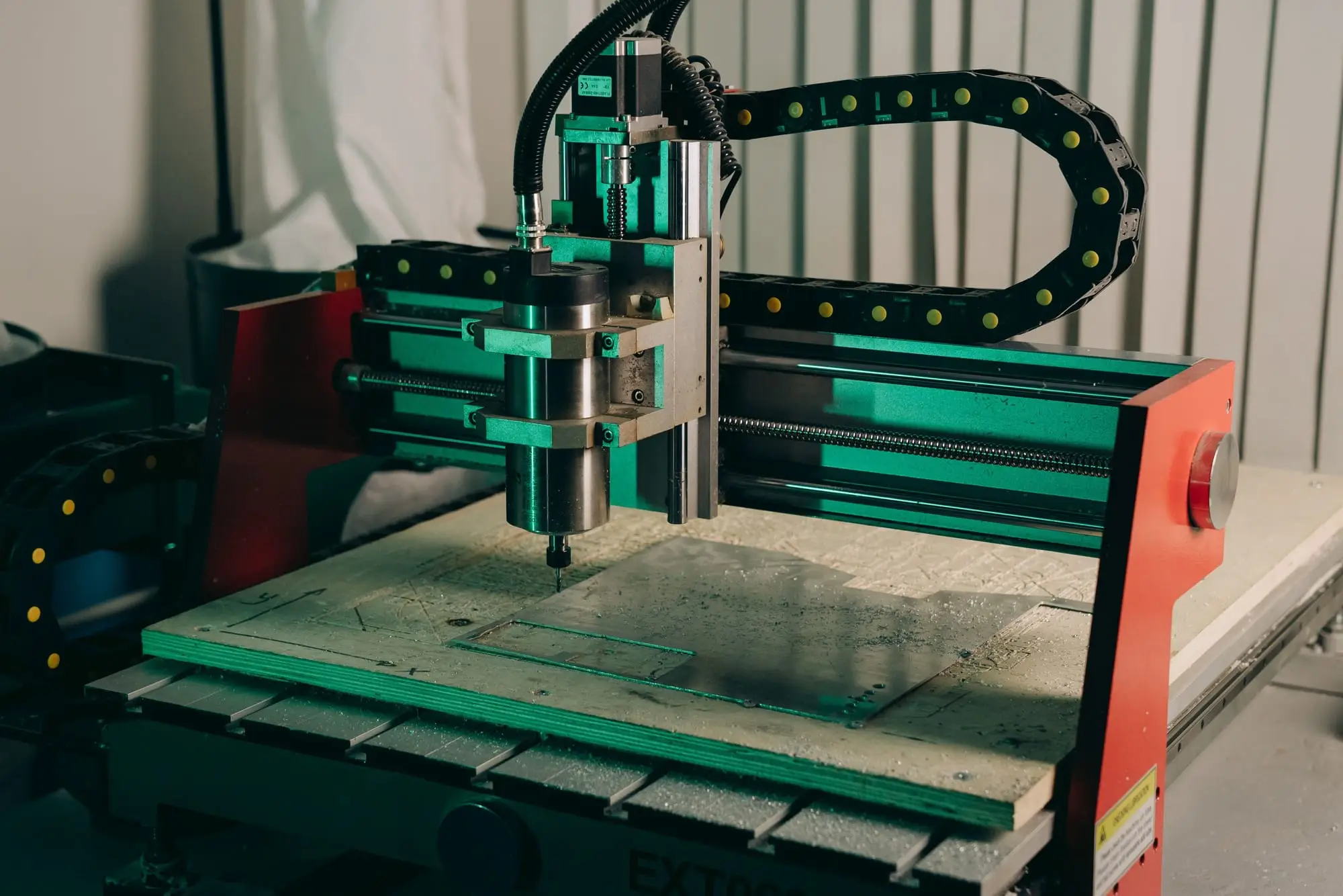 Lineer kızaklar, vidalı mil ve kablo zinciriyle hareket eden CNC portalı